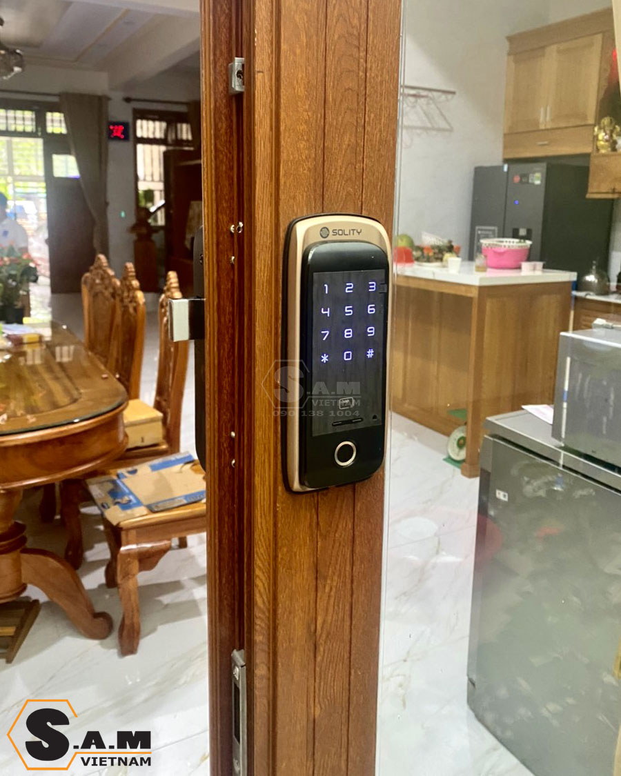 Lắp đặt khóa Solity GA-60B cho cửa nhôm kính